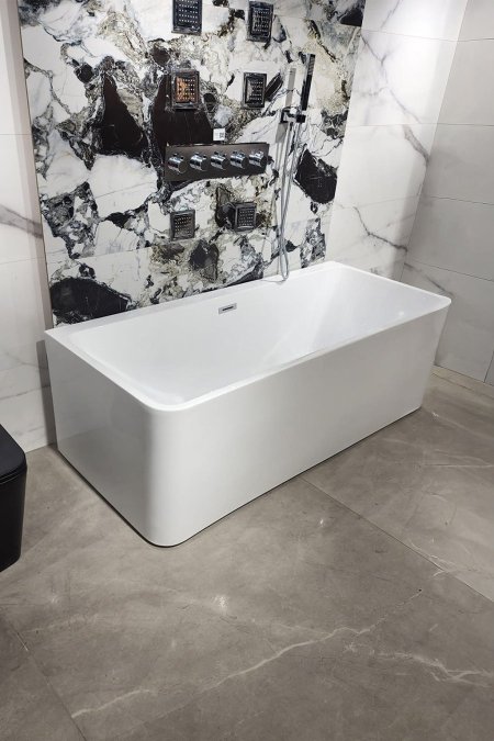 بانيو مستطيل جداري مودرن